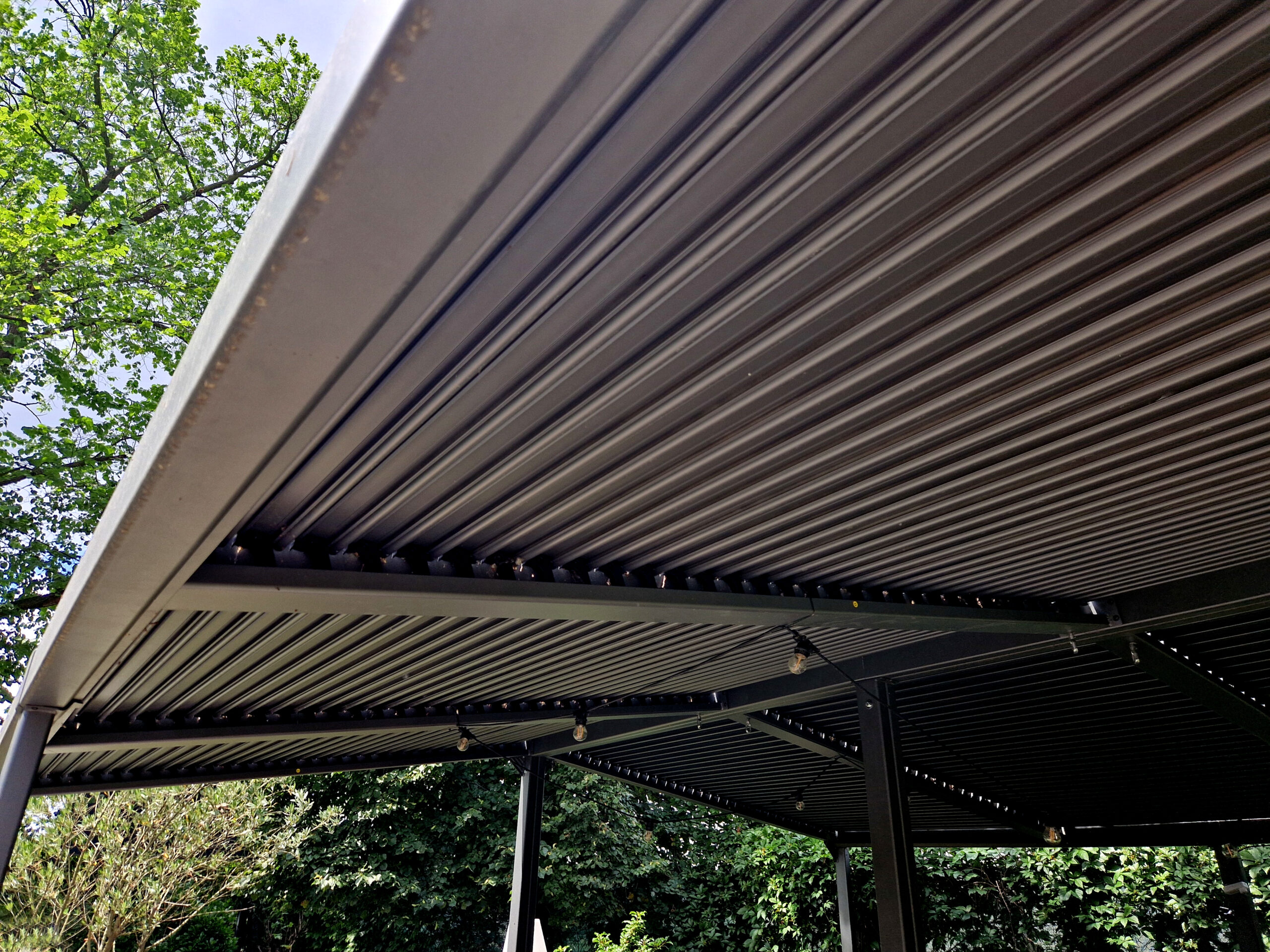 You will control the tilting roof slats with the remote control, complete control. The slats can be tilted up to 130°, so you will create a shadow, but at the same time you will have enough light.